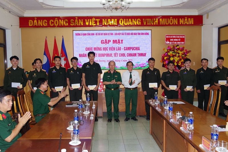 សម្ព័ន្ធអង្គការមិត្តភាពខេត្ត Binh Duong ប្រារព្ធពិធីចូលឆ្នាំថ្មីប្រពៃណីជាតិ និងផ្តល់អំណោយដល់និស្សិតឡាវ និងកម្ពុជា សម្ព័ន្ធអង្គការមិត្តភាពខេត្ត Binh Duong ប្រារព្ធពិធីចូលឆ្នាំថ្មីប្រពៃណីជាតិ និងផ្តល់អំណោយដល់និស្សិតឡាវ និងកម្ពុជា
