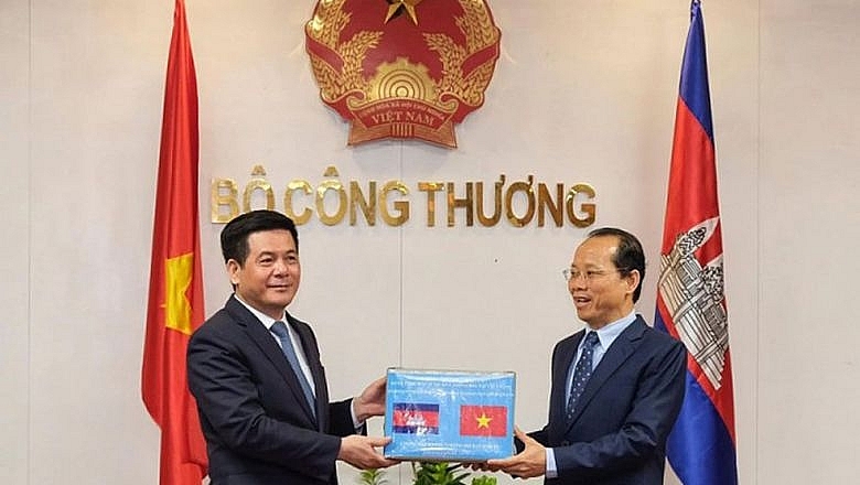 លោក ឆាយ ណាវុធ ឯកអគ្គរដ្ឋទូត​វិសាមញ្ញ​ និង​ពេញ​សមត្ថភាព​នៃ​ព្រះរាជាណាចក្រ​កម្ពុជា​ប្រចាំ​នៅ​ប្រទេស​វៀតណាម (ឆ្វេង) និង លោក Nguyen Hong Dien រដ្ឋមន្ត្រីក្រសួង​ឧស្សាហកម្ម​ និង​ពាណិជ្ជកម្ម​វៀតណាម។ រូបភាព ក្រសួង​ពាណិជ្ជកម្ម​វៀតណាម