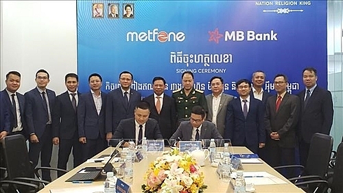 តំណាងសាខាធនាគារយោធា (MB Cambodia) និងក្រុមហ៊ុន Viettel Cambodia (Metfone) នៃសម្ព័ន្ធក្រុមហ៊ុន Viettel ចុះហត្ថលេខាលើកិច្ចព្រមព្រៀងស្តីពីកញ្ចប់ឥណទានពិសេសនៅឆ្នាំ២០២២ (រូបថត៖ vnanet.vn) តំណាងសាខាធនាគារយោធា (MB Cambodia) និងក្រុមហ៊ុន Viettel Cambodia (Metfone) នៃសម្ព័ន្ធក្រុមហ៊ុន Viettel ចុះហត្ថលេខាលើកិច្ចព្រមព្រៀងស្តីពីកញ្ចប់ឥណទានពិសេសនៅឆ្នាំ២០២២ (រូបថត៖ vnanet.vn)