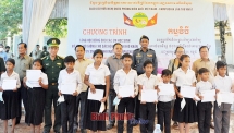 ក្រសួងការពារជាតិវៀតណាម កម្ពុជា ផ្តល់គោដល់ជនក្រីក្រ