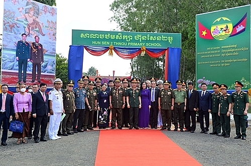 លោក​រដ្ឋមន្ត្រី Phan Van Giang និងសម្តេចពិជ័យសេនា ទៀ បាញ់ និងគណៈប្រតិភូ នៃ​ប្រទេសទាំងពីរ​​ទៅទស្សនកិច្ចនៅសាលាបឋមសិក្សា ហ៊ុន សែន ២ ធ្នូ