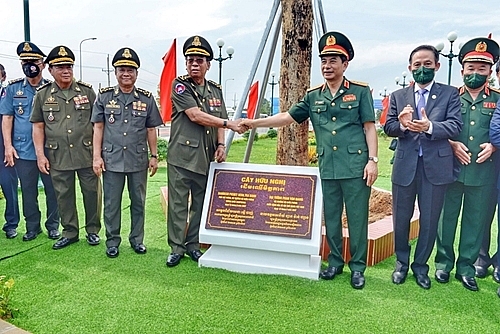 លោក​រដ្ឋមន្ត្រី Phan Van Giang និងសម្តេចពិជ័យសេនា ទៀ បាញ់ ដាំដើមឈើមិត្តភាពនៅច្រកទ្វារព្រំដែនអន្តរជាតិ Hoa Lu