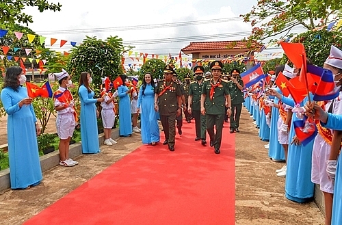 លោក​រដ្ឋមន្ត្រី Phan Van Giang និងសម្តេចពិជ័យសេនា ទៀ បាញ់ និងគណៈប្រតិភូនៃប្រទេសទាំងពីរអញ្ជើញ​ទៅទស្សនកិច្ច​នៅ​សាលាបឋមសិក្សា Loc Tan A