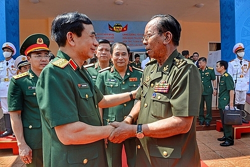 លោក​រដ្ឋមន្ត្រី Phan Van Giang និងសម្តេចពិជ័យសេនា ទៀ បាញ់ និងគណៈប្រតិភូនៃប្រទេសទាំងពីរ ក្រោយ​ពី​បញ្ចប់​រាល់​សកម្មភាព​នៃ​ជំនួប​ប្រាស្រ័យ​