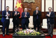 លោកប្រធានរដ្ឋវៀតណាមកោតសរសើរចំពោះគ្រូបង្វឹកទាំងពីរនៃក្រុមបាល់ទាត់បុរសនិងនារីវៀតណាម