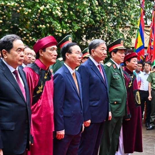 លោក Vo Van Thuong ប្រធានរដ្ឋ និងថ្នាក់ដឹកនាំ នៃបក្ស និងរដ្ឋ បានអញ្ជើញចូលរួមពិធីអុជធូបគោរពឧទ្ទិសវិញ្ញាណក្ខន្ធរំលឹកគុណូបការៈបណ្តាស្តេច Hung លោក Vo Van Thuong ប្រធានរដ្ឋ និងថ្នាក់ដឹកនាំ នៃបក្ស និងរដ្ឋ បានអញ្ជើញចូលរួមពិធីអុជធូបគោរពឧទ្ទិសវិញ្ញាណក្ខន្ធរំលឹកគុណូបការៈបណ្តាស្តេច Hung