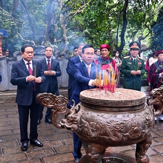លោក Vo Van Thuong ប្រធានរដ្ឋ និងប្រតិភូ អុជធូបគោរពវិញ្ញាណក្ខន្ធស្តេច Hung លោក Vo Van Thuong ប្រធានរដ្ឋ និងប្រតិភូ អុជធូបគោរពវិញ្ញាណក្ខន្ធស្តេច Hung