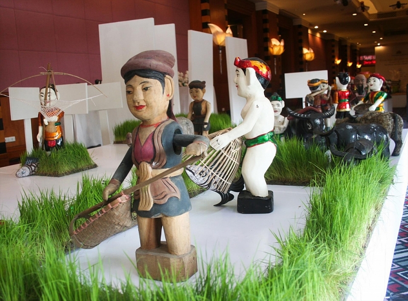 បរិយាកាសតាំងអាយ៉ងរបស់សិល្បករ ជូលឿង (Chu Luong) នៅតាំងពិព័រណ៍ទីក្រុងហាណូយ។