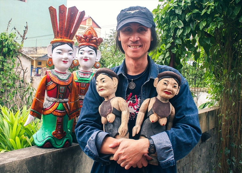 សិល្បករ ​ជូលឿង (Chu Luong)​ជាមួយនឹង​ស្នាដៃ​អាយ៉ង​របស់​ខ្លួន​។ រូបថត៖ ឯកសារ​