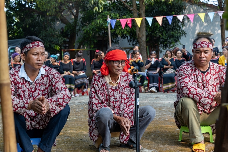 ការផឹកស្រាពាងគឺជាផ្នែកមួយដែលមិនអាចខ្វះបានក្នុងពិធីការនានារបស់ជនជាតិ Ede។
