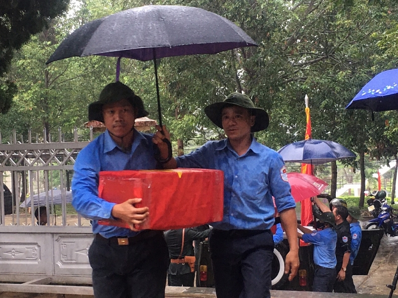 ពិធីបង្សុកូលឧទ្ទិសកុសល និងប្រគល់អដ្ឋិធាតុយុទ្ធជនវៀតណាម ៤ អដ្ឋិធាតុ  ដែលបានពលីជីវិតកាលពីសម័យសង្គ្រាមនៅកម្ពុជាឱ្យត្រឡប់មកមាតុប្រទេសវិញ