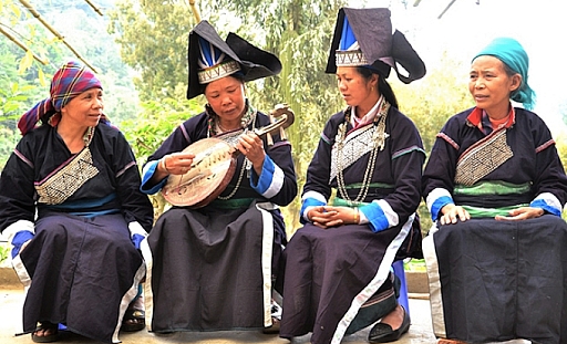 សម្លៀកបំពាក់របស់ស្ត្រី Pa Di និងមួកមានរាងដូចដំបូល សម្លៀកបំពាក់របស់ស្ត្រី Pa Di និងមួកមានរាងដូចដំបូល