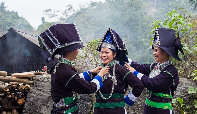 រដូវដាំដុះលេចឡើងនៅលើសំលៀកបំពាក់របស់ជនជាតិ Pa Di (ជនជាតិភាគតិចវៀតណាម) សំលៀកបំពាក់ស្ត្រី Pa Di៖ ការលាយបញ្ចូលគ្នារវាងសិល្បៈ និងទស្សនវិជ្ជានៃជីវិត