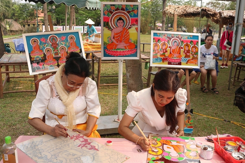 របរគូរគំនូរលើកញ្ចក់គឺជាមុខរបរសិប្បកម្មដ៏ល្បីល្បាញរបស់ជនជាតិខ្មែរនៅភូមិ Phuoc Thuan ឃុំ Phu Tan ស្រុក Chau Thanh ខេត្ត Soc Trang។
