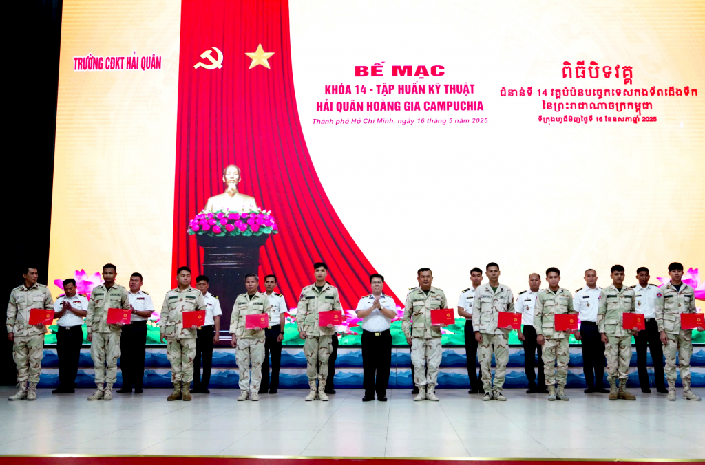 លោកវរសេនីយ៍ឯក Do Ngoc Hieu ប្រគល់សញ្ញាបត្រដល់សិក្ខាកាម លោកវរសេនីយ៍ឯក Do Ngoc Hieu ប្រគល់សញ្ញាបត្រដល់សិក្ខាកាម