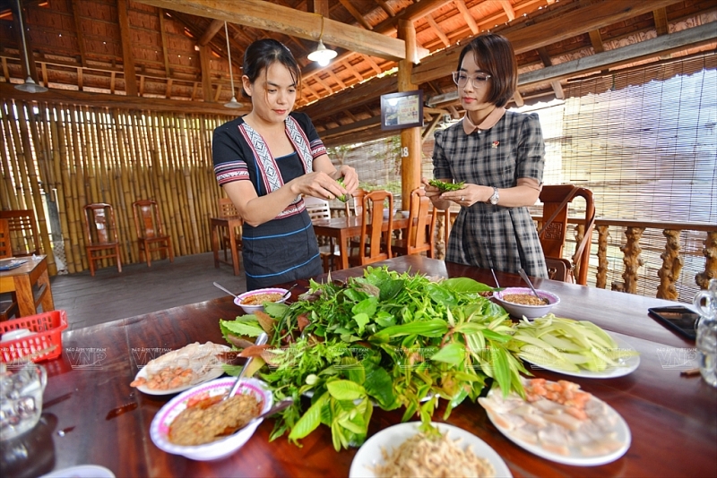 ម្ចាស់ហាងជាអ្នកស្រុក សម្រស់ស្រស់ស្អាត ណែនាំភ្ញៀវទេសចរវេចញាំស្លឹកត្រូវតាមក្បូន។ (រូបថត៖ ថាញហ្វ័រ/កាសែតរូបថតវៀតណាម) ម្ចាស់ហាងជាអ្នកស្រុក សម្រស់ស្រស់ស្អាត ណែនាំភ្ញៀវទេសចរវេចញាំស្លឹកត្រូវតាមក្បូន។ (រូបថត៖ ថាញហ្វ័រ/កាសែតរូបថតវៀតណាម)