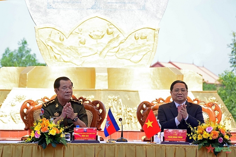 ព្រឹកថ្ងៃនេះនាយករដ្ឋមន្ត្រីកម្ពុជា និងវៀតណាម អញ្ជើញប្រារព្ធពិធីអបអរសាទរខួប ៤៥ឆ្នាំ នៃដំណើរឆ្ពោះទៅរកការតស៊ូរំដោះជាតិ។ (រូបថត៖ qdnd) ព្រឹកថ្ងៃនេះនាយករដ្ឋមន្ត្រីកម្ពុជា និងវៀតណាម អញ្ជើញប្រារព្ធពិធីអបអរសាទរខួប ៤៥ឆ្នាំ នៃដំណើរឆ្ពោះទៅរកការតស៊ូរំដោះជាតិ។ (រូបថត៖ qdnd)