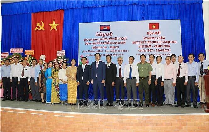 ប្រតិភូទាំងឡាយដែលចូលរួមកិច្ចប្រជុំអបអរសាទរខួបលើកទី ៥៥ នៃការបង្កើតទំនាក់ទំនងការទូតរវាងវៀតណាម និងកម្ពុជាថតរូបជាមួយគ្នា (រូបថត៖ vnanet.vn) ប្រតិភូទាំងឡាយដែលចូលរួមកិច្ចប្រជុំអបអរសាទរខួបលើកទី ៥៥ នៃការបង្កើតទំនាក់ទំនងការទូតរវាងវៀតណាម និងកម្ពុជាថតរូបជាមួយគ្នា (រូបថត៖ vnanet.vn)