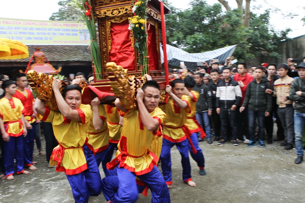 ការ​ដង្ហែ​សង្ឃឹក​​អ្នកតាម្ចាស់​ភូមិ​ ក្នុងថ្ងៃបុណ្យ​នៅភូមិ​យ៉ាង​កាវ​ (Giang Cao) បាន​មនុស្ស​គ្រប់​គ្នា​​ទទួល​រង់ចាំ​បំផុត​ ពីព្រោះក្រៅពី​ភាព​​ពិសេស​ ទាក់ទាញ​ នៃរបៀប​ដង្ហែ​សង្ឃឹក​​ ហើយប្រព្រឹត្តទៅ​ក្នុង​មួយ​ឆ្នាំ​មានតែមួយ​ដង​ប៉ុណ្ណោះ​​។​