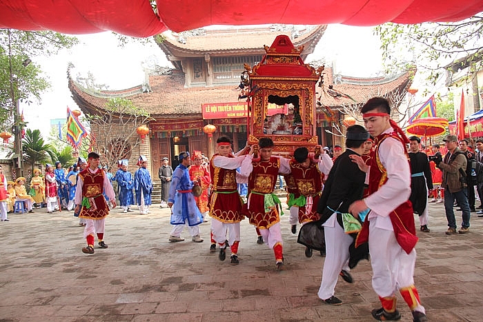 អ្នកភូមិយ៉ាងកាវ (Giang Cao) ប្រព្រឹត្តិពិធីកិច្ចមុននិងក្រោយពេលដាក់ផើងធូបបូជាអ្នកតាមម្ចាស់ភូមិឡើងសង្ឃឹម ចេញពីសង្ឃឹក។