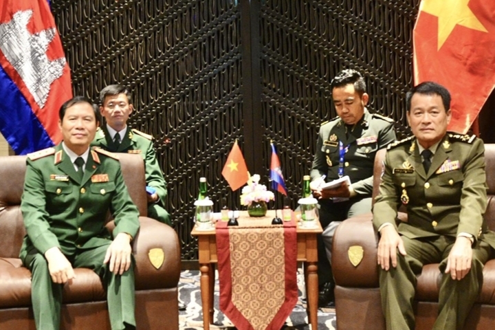 លោកឧត្តមសេនីយ៍ឯក Nguyen Tan Cuong និងលោកនាយឧត្តមសេនីយ៍ វង្ស ពិសេន អគ្គមេបញ្ជាការនៃកងយោធពលខេមរភូមិន្ទ លោកឧត្តមសេនីយ៍ឯក Nguyen Tan Cuong និងលោកនាយឧត្តមសេនីយ៍ វង្ស ពិសេន អគ្គមេបញ្ជាការនៃកងយោធពលខេមរភូមិន្ទ