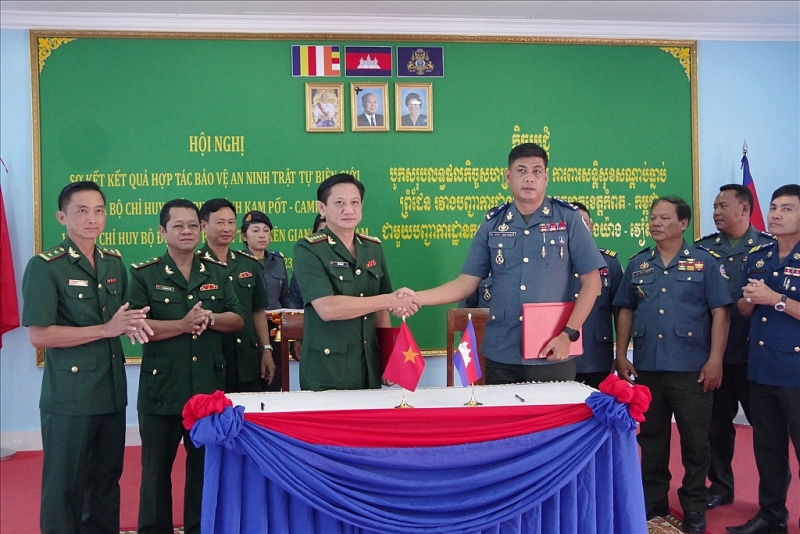 លោកវរសេនីយ៍ឯក Vo Van Su មេបញ្ជាការកងទ័ពការពារព្រំដែន Kien Giang និងលោកឧត្តមសេនីយ៍ត្រី ចាប សុទ្ធាវុឌ្ឍន៍ មេបញ្ជាការកងរាជអាវុធហត្ថខេត្តកំពត់ ចុះហត្ថលេខា និងប្រគល់អនុស្សរណៈយោគយល់គ្នាស្តីពីការងារសម្របសម្រួល លោកវរសេនីយ៍ឯក Vo Van Su មេបញ្ជាការកងទ័ពការពារព្រំដែន Kien Giang និងលោកឧត្តមសេនីយ៍ត្រី ចាប សុទ្ធាវុឌ្ឍន៍ មេបញ្ជាការកងរាជអាវុធហត្ថខេត្តកំពត់ ចុះហត្ថលេខា និងប្រគល់អនុស្សរណៈយោគយល់គ្នាស្តីពីការងារសម្របសម្រួល