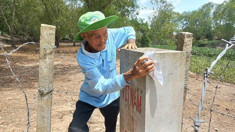 ថ្វីត្បិតតែសុខភាពលែងដូចពីមុនទៀតហើយ ប៉ុន្តែលោក Thuoc តែងតែទៅបង្គោលតម្រុយលេខ ២២៩.៩(២) ក្បែរវាលស្រែរបស់គ្រួសារគាត់ ដើម្បីសម្អាត