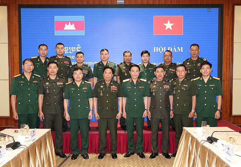 ប្រតិភូទាំង​ឡាយ​ថត​រូប​ជុំ​គ្នា