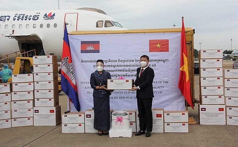 លោកស្រី យក់ សម្បត្តិ រដ្ឋលេខាធិការក្រសួងសុខាភិបាល និងជាតំណាងដ៏ខ្ពង់ខ្ពស់សម្តេចតេជោ ហ៊ុន សែន នាយករដ្ឋមន្ត្រី កម្ពុជាបានប្រគល់អំណោយរបស់រាជរដ្ឋាភិបាលកម្ពុជាជូនភាគីវៀតណាម។ (រូបថត៖ dangcongsan) លោកស្រី យក់ សម្បត្តិ រដ្ឋលេខាធិការក្រសួងសុខាភិបាល និងជាតំណាងដ៏ខ្ពង់ខ្ពស់សម្តេចតេជោ ហ៊ុន សែន នាយករដ្ឋមន្ត្រី កម្ពុជាបានប្រគល់អំណោយរបស់រាជរដ្ឋាភិបាលកម្ពុជាជូនភាគីវៀតណាម។ (រូបថត៖ dangcongsan)