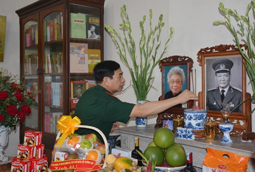 លោកនាយឧត្តមសេនីយ៍ Phan Van Giang អុជធូបគោរពវិញ្ញាណក្ខន្ធលោកនាយឧត្តមសេនីយ៍ Le Duc Anh លោកនាយឧត្តមសេនីយ៍ Phan Van Giang អុជធូបគោរពវិញ្ញាណក្ខន្ធលោកនាយឧត្តមសេនីយ៍ Le Duc Anh
