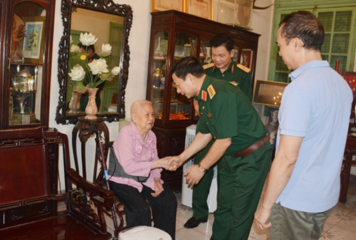 លោកនាយឧត្តមសេនីយ៍ Phan Van Giang និងគណៈប្រតិភូសួរសុខទុក្ខសាច់ញាតិលោកនាយឧត្តមសេនីយ៍ Doan Khue លោកនាយឧត្តមសេនីយ៍ Phan Van Giang និងគណៈប្រតិភូសួរសុខទុក្ខសាច់ញាតិលោកនាយឧត្តមសេនីយ៍ Doan Khue