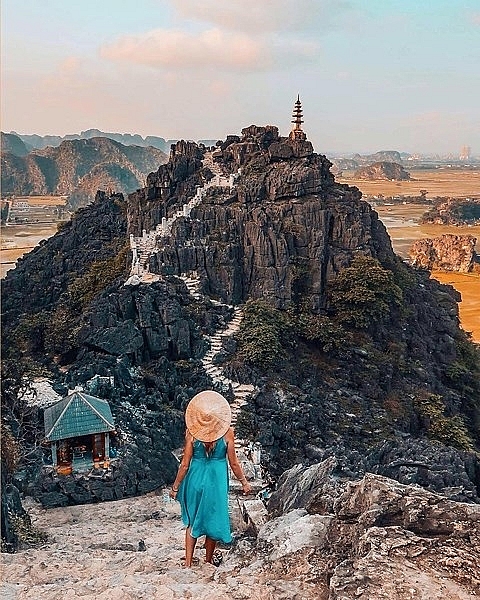 ផ្លូវឡើងកំពូលភ្នំគុហាមួរ (Mua) ជាមួយនឹងកាំជណ្តើររាប់រយ ធ្វើឲ្យភ្ញៀវទេសចរ មានអារម្មណ៍ដូចកំពុងដើរកម្សាន្តលើនៅ “មហាកំពែង”។ (រូបថត៖ baoquangninh) ផ្លូវឡើងកំពូលភ្នំគុហាមួរ (Mua) ជាមួយនឹងកាំជណ្តើររាប់រយ ធ្វើឲ្យភ្ញៀវទេសចរ មានអារម្មណ៍ដូចកំពុងដើរកម្សាន្តលើនៅ “មហាកំពែង”។ (រូបថត៖ baoquangninh)