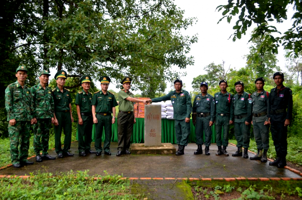 វៀតណាមប្រគល់អង្ករ ៨ តោន និងមី ២០០ កេស ជូនកងកម្លាំងការពារព្រំដែនខេត្តមណ្ឌលគិរី
