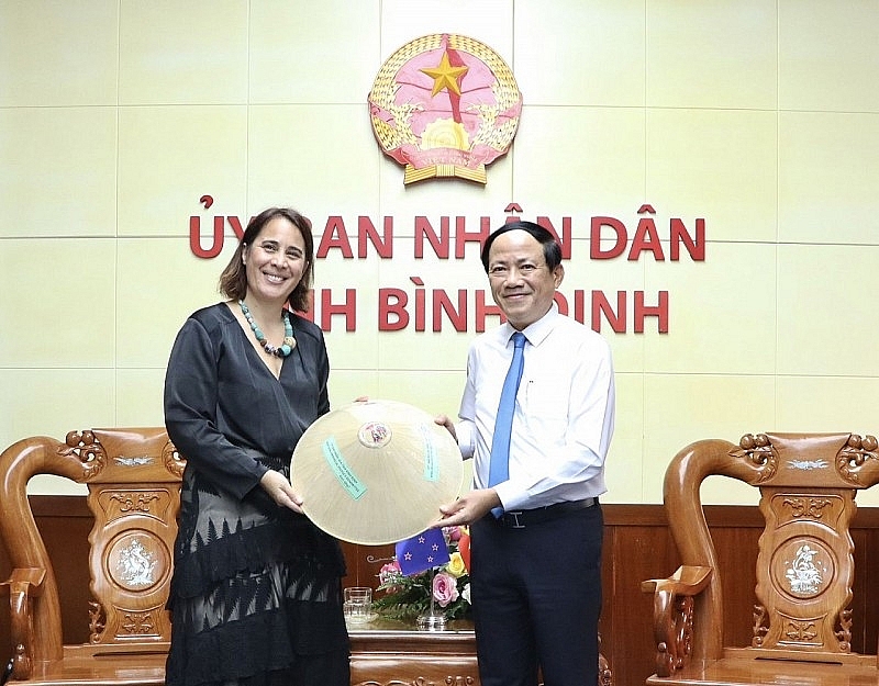 ប្រធានគណៈកម្មាធិការប្រជាជនខេត្ត Binh Dinh លោក Pham Anh Tuan (ស្តាំ) ទទួលជួបលោកស្រី Tredene Dobson ឯកអគ្គរដ្ឋទូតនូវែលសេឡង់ប្រចាំនៅវៀតណាម។ (រូបថត៖ មជ្ឈមណ្ឌលព័ត៌មានខេត្ត Binh Dinh) ប្រធានគណៈកម្មាធិការប្រជាជនខេត្ត Binh Dinh លោក Pham Anh Tuan (ស្តាំ) ទទួលជួបលោកស្រី Tredene Dobson ឯកអគ្គរដ្ឋទូតនូវែលសេឡង់ប្រចាំនៅវៀតណាម។ (រូបថត៖ មជ្ឈមណ្ឌលព័ត៌មានខេត្ត Binh Dinh)