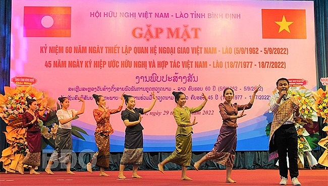 សមាគមមិត្តភាពវៀតណាម - ឡាវនៃខេត្តបានរៀបចំកិច្ចប្រជុំដើម្បីអបអរសាទរខួបលើកទី 60 នៃការបង្កើតទំនាក់ទំនងការទូតវៀតណាម - ឡាវ (ថ្ងៃទី 5 ខែកញ្ញាឆ្នាំ 1962 - ថ្ងៃទី 5 ខែកញ្ញាឆ្នាំ 2022) និងខួបលើកទី 45 នៃការចុះហត្ថលេខាលើសន្ធិសញ្ញាមិត្តភាព និងសហប្រតិបត្តិការវៀតណាម - ឡាវ (ថ្ងៃទី 18 ខែកក្កដា ឆ្នាំ 1977) ថ្ងៃទី 20 ខែកក្កដា។ រូបថត៖ HT សមាគមមិត្តភាពវៀតណាម - ឡាវនៃខេត្តបានរៀបចំកិច្ចប្រជុំដើម្បីអបអរសាទរខួបលើកទី 60 នៃការបង្កើតទំនាក់ទំនងការទូតវៀតណាម - ឡាវ (ថ្ងៃទី 5 ខែកញ្ញាឆ្នាំ 1962 - ថ្ងៃទី 5 ខែកញ្ញាឆ្នាំ 2022) និងខួបលើកទី 45 នៃការចុះហត្ថលេខាលើសន្ធិសញ្ញាមិត្តភាព និងសហប្រតិបត្តិការវៀតណាម - ឡាវ (ថ្ងៃទី 18 ខែកក្កដា ឆ្នាំ 1977) ថ្ងៃទី 20 ខែកក្កដា។ រូបថត៖ HT