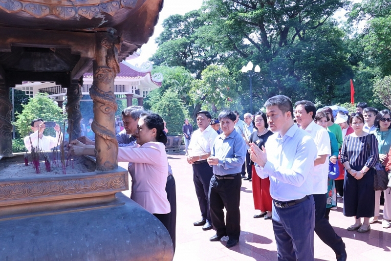 គណៈប្រតិភូប្រព័ន្ធ VUFO ថ្វាយធូប និងផ្កានៅសារមន្ទីរ Quang Trung ទីក្រុង Binh Dinh គណៈប្រតិភូប្រព័ន្ធ VUFO ថ្វាយធូប និងផ្កានៅសារមន្ទីរ Quang Trung ទីក្រុង Binh Dinh
