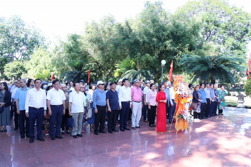 គណៈប្រតិភូប្រព័ន្ធ VUFO ថ្វាយធូប និងផ្កានៅសារមន្ទីរ Quang Trung ទីក្រុង Binh Dinh គណៈប្រតិភូប្រព័ន្ធ VUFO ថ្វាយធូប និងផ្កានៅសារមន្ទីរ Quang Trung ទីក្រុង Binh Dinh