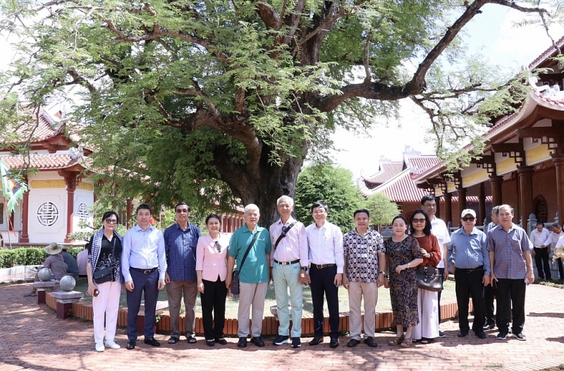 គណៈប្រតិភូប្រព័ន្ធ VUFO ថ្វាយធូប និងផ្កានៅសារមន្ទីរ Quang Trung ទីក្រុង Binh Dinh គណៈប្រតិភូប្រព័ន្ធ VUFO ថ្វាយធូប និងផ្កានៅសារមន្ទីរ Quang Trung ទីក្រុង Binh Dinh