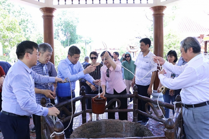 គណៈប្រតិភូប្រព័ន្ធ VUFO ថ្វាយធូប និងផ្កានៅសារមន្ទីរ Quang Trung ទីក្រុង Binh Dinh គណៈប្រតិភូប្រព័ន្ធ VUFO ថ្វាយធូប និងផ្កានៅសារមន្ទីរ Quang Trung ទីក្រុង Binh Dinh