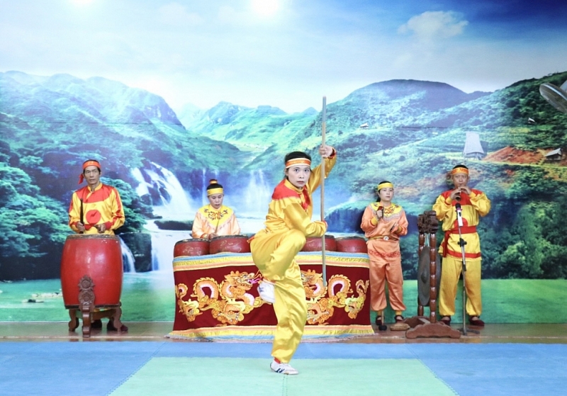 គណៈប្រតិភូប្រព័ន្ធ VUFO ថ្វាយធូប និងផ្កានៅសារមន្ទីរ Quang Trung ទីក្រុង Binh Dinh គណៈប្រតិភូប្រព័ន្ធ VUFO ថ្វាយធូប និងផ្កានៅសារមន្ទីរ Quang Trung ទីក្រុង Binh Dinh