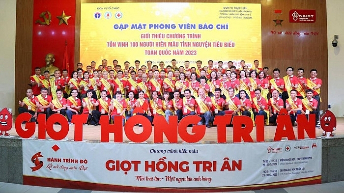 គណៈចាត់តាំងនិងអ្នកស្ម័គ្រចិត្តបានសម្តែងការប្តេជ្ញាចិត្តនៃដំណើរក្រហមជាមួយនឹងសារថា វៀតណាម៖ ពិធីបុណ្យ «តំណក់ឈាមក្រហមតបស្នងសងគុណ៖ បេះដូងមួយ - អណ្តាតភ្លើងវីរៈភាពមួយ»