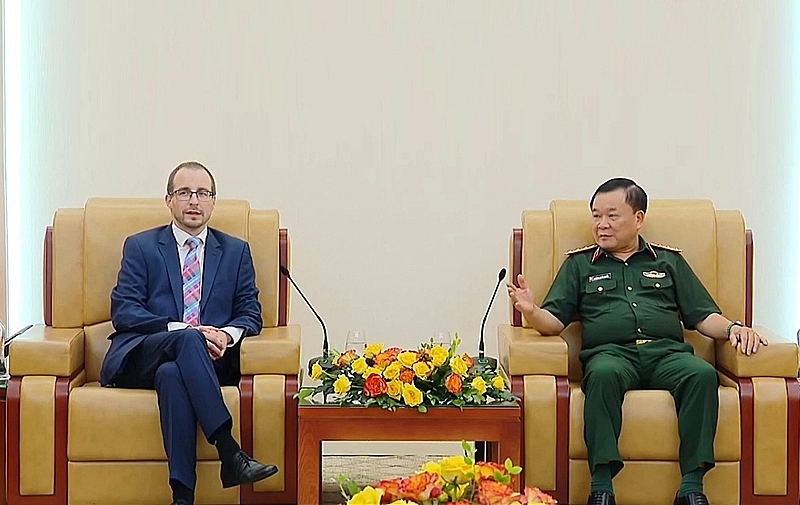 លោកឧត្តមសេនីយ៍ឯក Hoang Xuan Chien  ទទួលជួបជាមួយលោក Arnold H. Kammel រដ្ឋមន្ត្រីក្រសួងការពារជាតិអូទ្រីស