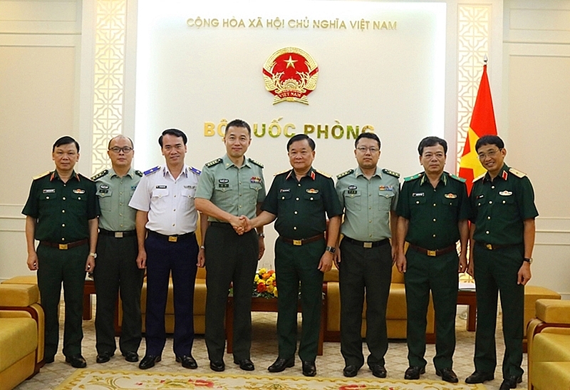 លោកឧត្តមសេនីយ៍ឯក Hoang Xuan Chien ទទួលជួបលោកវរសេនីយ៍ឯក Jiangbo អនុព័ន្ធយោធាចិនប្រចាំនៅវៀតណាម