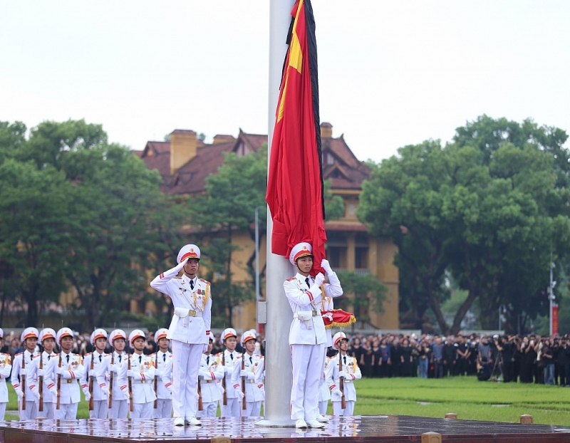 ទង់ជាតិវៀតណាមបានដាក់ពាក់កណ្តាលនៅទីលាន Ba Dinh ដើម្បីរំលែកទុក្ខលោកអគ្គលេខាបក្ស Nguyen Phu Trong ទង់ជាតិវៀតណាមបានដាក់ពាក់កណ្តាលនៅទីលាន Ba Dinh ដើម្បីរំលែកទុក្ខលោកអគ្គលេខាបក្ស Nguyen Phu Trong