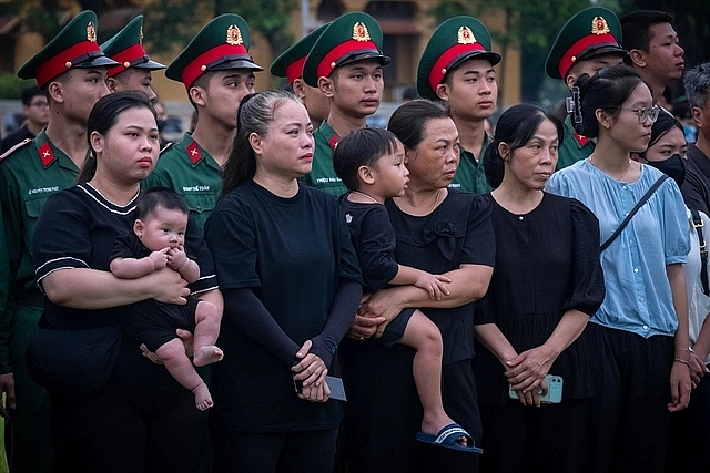 មនុស្សមួយចំនួនធំស្លៀកសម្លៀកបំពាក់ងងឹតមានវត្តមាននៅទីលាន Ba Dinh (ហាណូយ)។ មនុស្សមួយចំនួនធំស្លៀកសម្លៀកបំពាក់ងងឹតមានវត្តមាននៅទីលាន Ba Dinh (ហាណូយ)។