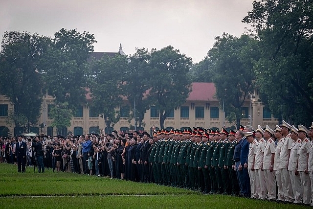 មនុស្សមួយចំនួនធំស្លៀកសម្លៀកបំពាក់ងងឹតមានវត្តមាននៅទីលាន Ba Dinh (ហាណូយ)។ មនុស្សមួយចំនួនធំស្លៀកសម្លៀកបំពាក់ងងឹតមានវត្តមាននៅទីលាន Ba Dinh (ហាណូយ)។