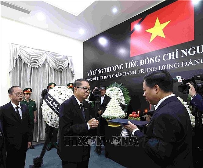 ស្ថានទូតវៀតណាមនៅបរទេសរៀបចំពិធីគោរពវិញ្ញាណក្ខន្ធនិងបើកសៀវភៅកាន់ទុក្ខលោកអគ្គលេខាបក្ស Nguyen Phu Trong ស្ថានទូតវៀតណាមនៅបរទេសរៀបចំពិធីគោរពវិញ្ញាណក្ខន្ធនិងបើកសៀវភៅកាន់ទុក្ខលោកអគ្គលេខាបក្ស Nguyen Phu Trong