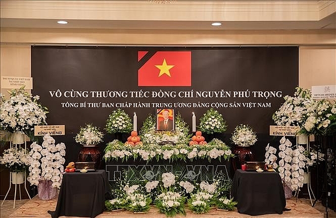ស្ថានទូតវៀតណាមនៅបរទេសរៀបចំពិធីគោរពវិញ្ញាណក្ខន្ធនិងបើកសៀវភៅកាន់ទុក្ខលោកអគ្គលេខាបក្ស Nguyen Phu Trong ស្ថានទូតវៀតណាមនៅបរទេសរៀបចំពិធីគោរពវិញ្ញាណក្ខន្ធនិងបើកសៀវភៅកាន់ទុក្ខលោកអគ្គលេខាបក្ស Nguyen Phu Trong