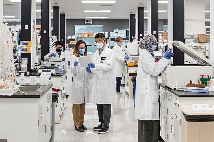 អ្នកវិទ្យាសាស្ត្ររបស់ Arcturus Therapeutics (សហរដ្ឋអាមេរិក) ស្រាវជ្រាវវ៉ាក់សាំងនៅក្នុងមន្ទីរពិសោធន៍ (រូបថត៖ Vingroup)