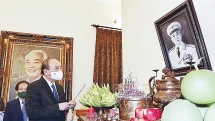 លោកប្រធានរដ្ឋ Nguyen Xuan Phuc អញ្ជើញអុជធូបរំលឹកវិញ្ញាណក្ខ័ន្ធនាយឧត្តមសេនីយ៍ Vo Nguyen Giap